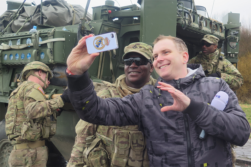 O fotografii s americkým vojákem stál i reportér TV Nova David Pik.