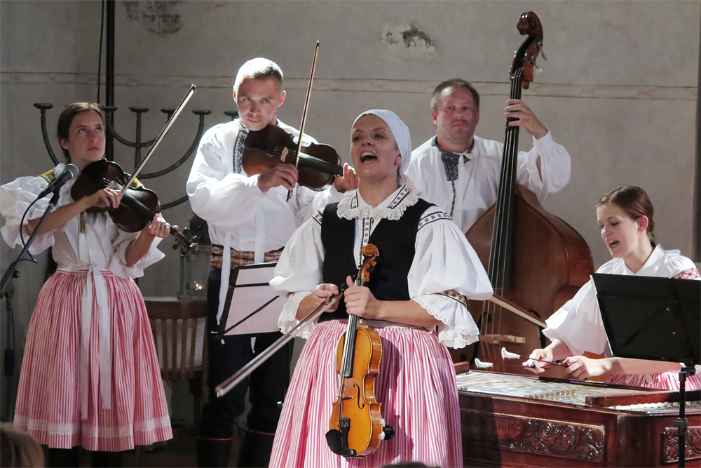 V popředí primáška Kateřina Mičková, zcela vlevo s houslemi vynikající zpěvačka Marie Pavlicová.