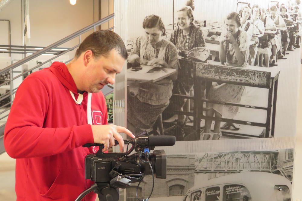 Redaktor Toulavé kamery Pavel Horký pod dohledem slečen-dělnic na obrázku ze 40. let minulého století, který najdeme v Alternátoru.