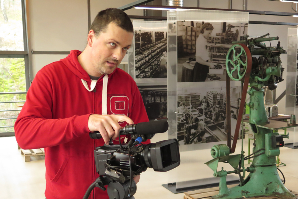 Pavel Horký při natáčení Toulavé kamery v ekotechnickém centru Alternátor.