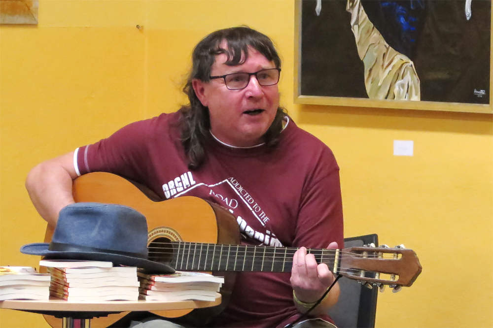 Antonín Zvěřina v knihovně také zazpíval některé z písní, jimiž jeho kapela Vega lámala srdce dívek našeho okresu.