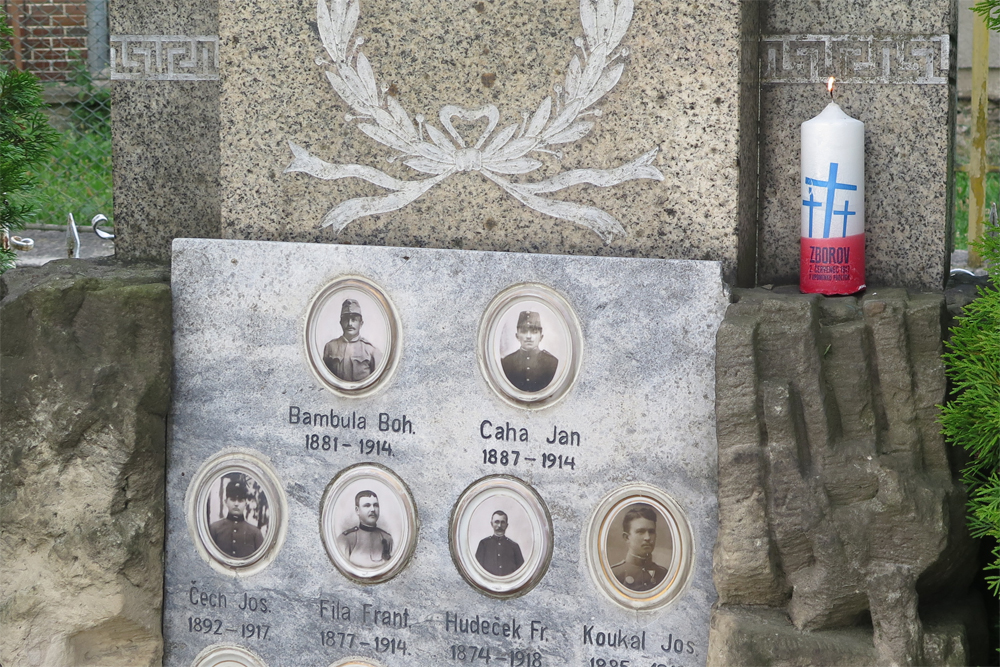 Svíčka za zborovské legionáře byla zapálena třeba i v Bransouzích, kde uctili památku tamního rodáka Josefa Čecha (na fotografii vlevo dole).