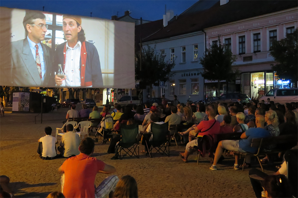 Když se před dvěma lety na náměstí promítaly komedie s Bolkem Polívkou, byly lavičky zcela obsazené. Podobně i loni, kdy lidé mohli zhlédnout filmy Voskovce a Wericha.
