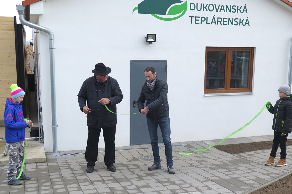 Richard Horký s Miroslavem Křišťálem otevírají novou teplárnu na biomasu.
