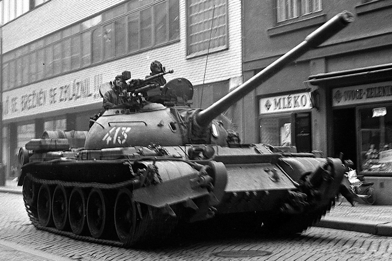 Tank sovětských okupantů v Jihlavské bráně.