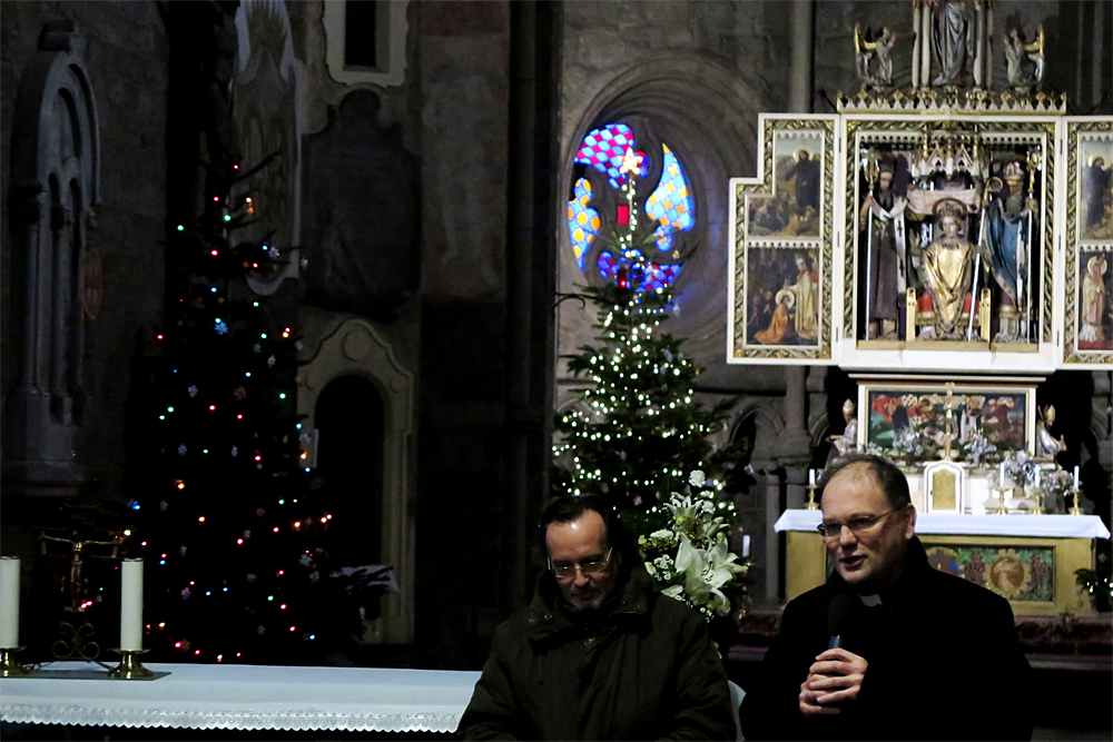 Otec Jakub Holík uvádí XXXIII. novoroční koncert Marka Buše (vlevo).