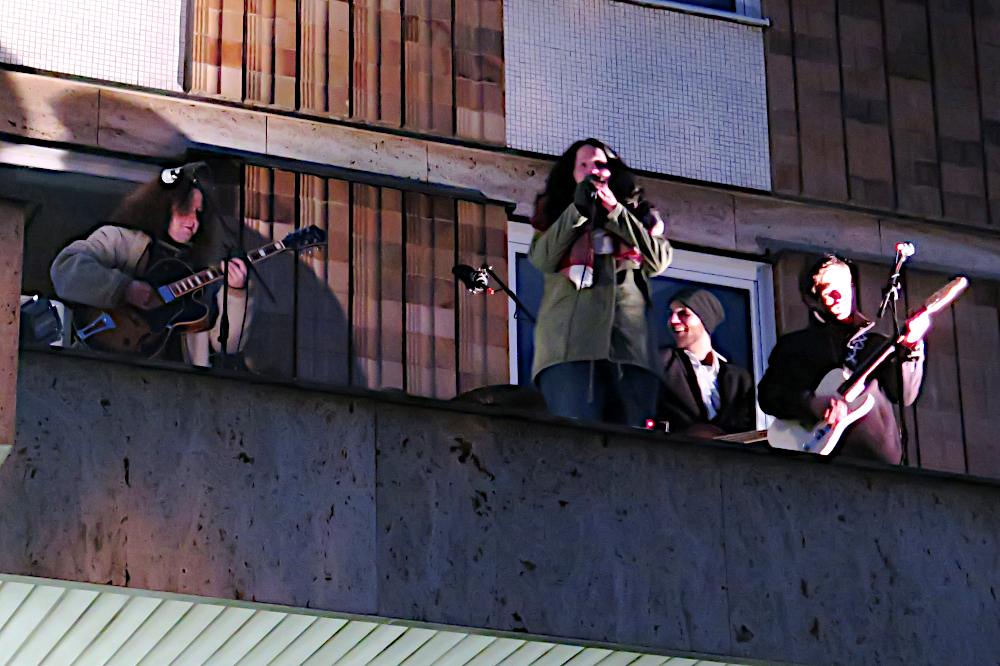 Beatles, tedy vlastně učitelé ZUŠ Třebíč, na střeše nad vstupem do třebíčského Fóra.
