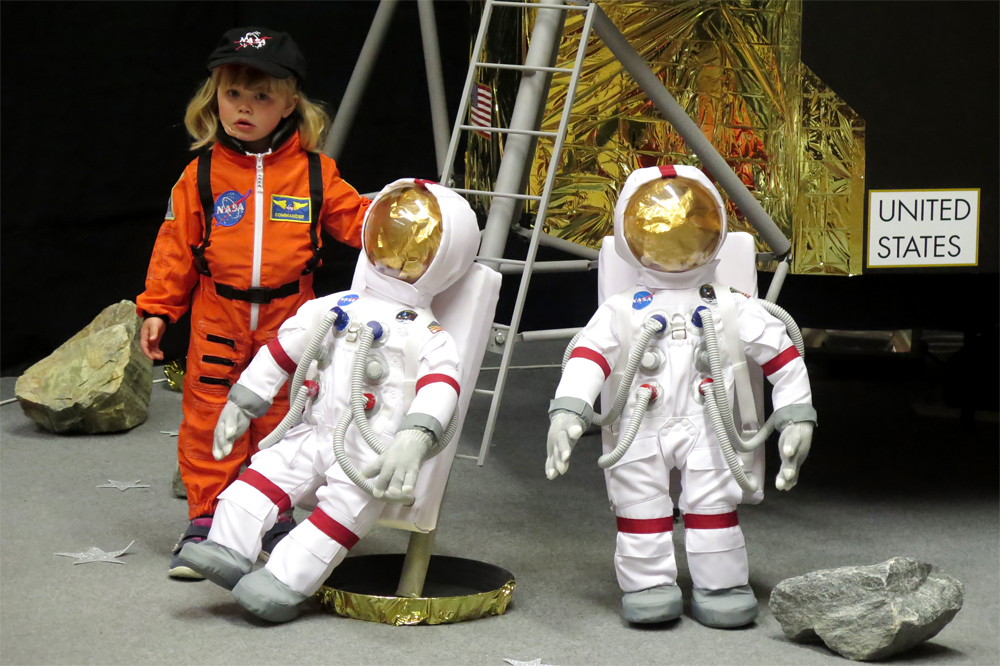 Některé děti na sobě dokonce měly i slušivou kombinézu s logem NASA.