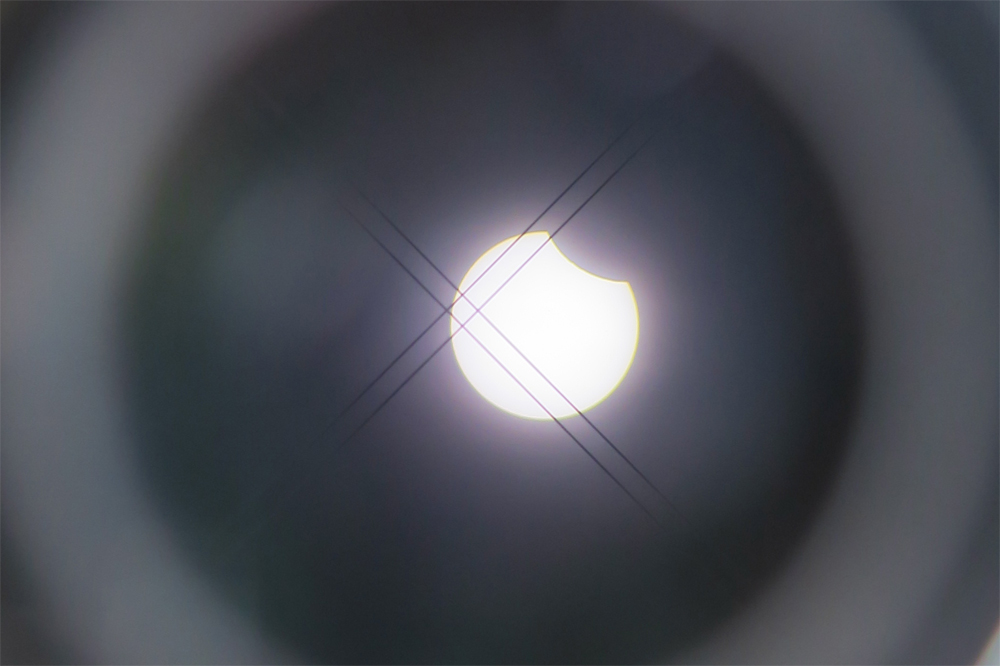 Zatmění Slunce vyfotografované přes jeden z dalekohledů na třebíčské hvězdárně.