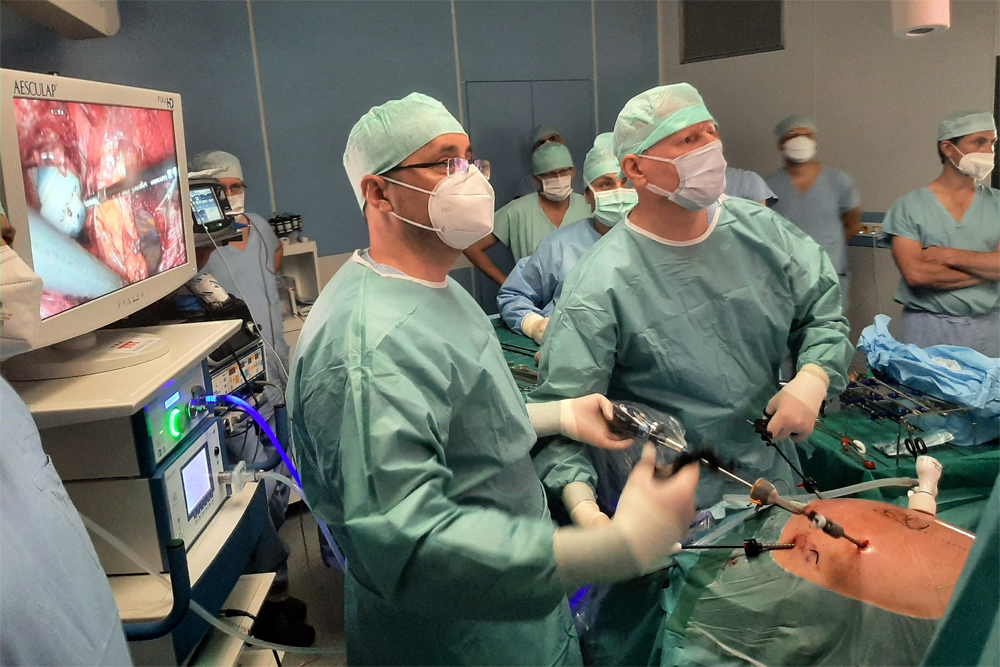 Třebíčští chirurgové při unikátní operaci kýly.