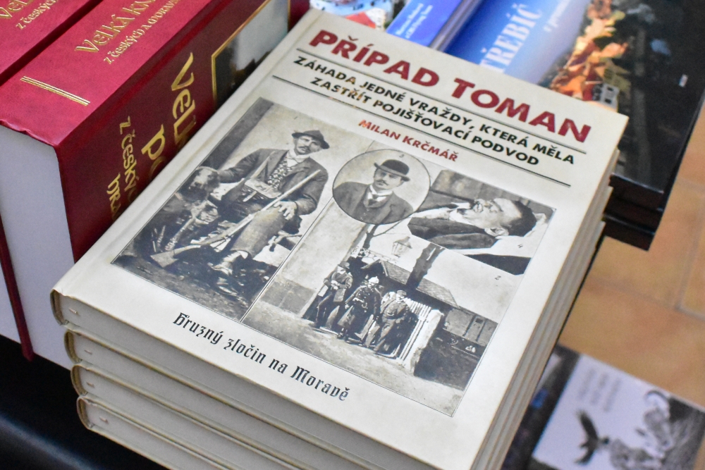 Román už nabízejí i knihkupectví - v Třebíči například Knihkupectví Jakuba Demla a Knihkupectví Trojan.